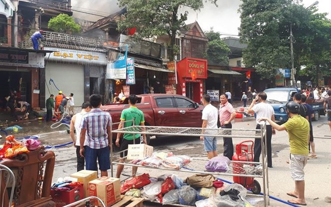 Cháy lớn thiêu rụi xưởng sửa chữa ô tô ở Hà Tĩnh, thiệt hại hàng tỷ đồng Ảnh 2