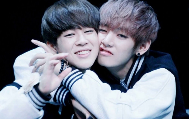 Tranh cãi 'nảy lửa' sau đó lại lau nước mắt cho nhau, chỉ có thể là 'anh em con chấy cắn đôi' - Jin và V BTS! Ảnh 2