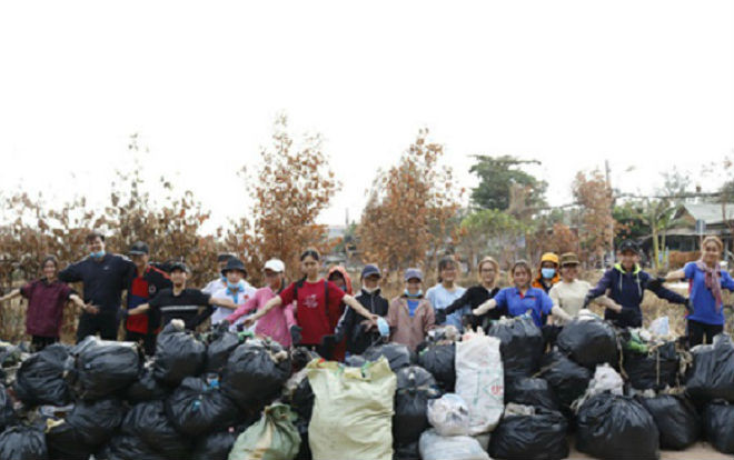 Sinh viên Sài Gòn cùng nhau đi dọn rác Ảnh 2