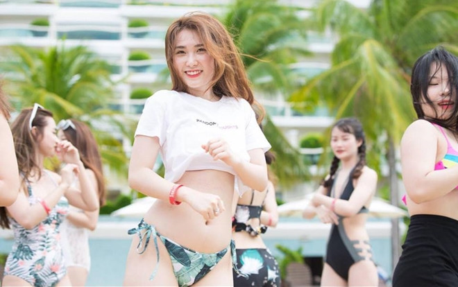 Dàn bạn gái U23 Việt Nam trước giờ G: Người khoe vòng eo săn chắc, kẻ nóng bỏng với vòng 3 siêu khủng Ảnh 2