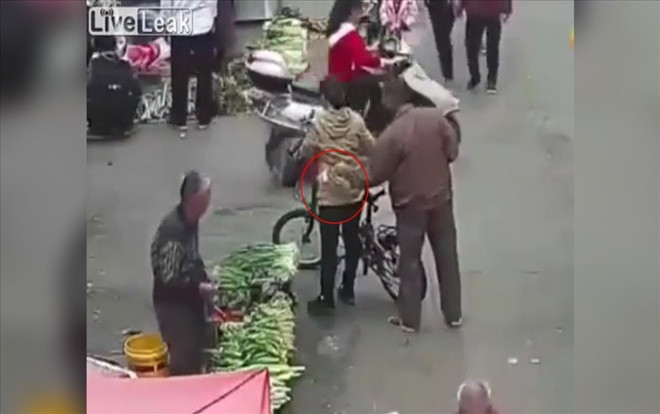 Dùng đũa gắp trộm điện thoại chuyên nghiệp như trong phim Ảnh 2