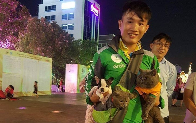 Đội mũ bảo hiểm thắt dây an toàn cho boss rồi đưa đi làm cùng, anh chàng Grab bị khoá luôn tài khoản Ảnh 2