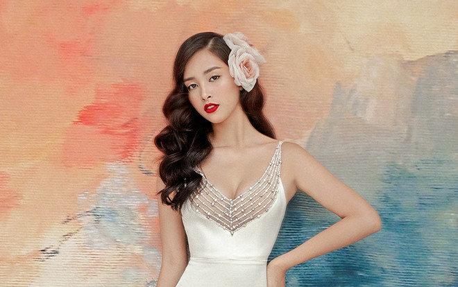 Lần đầu thấy Tiểu Vy gợi cảm đến thế nhưng vẫn thơ như thiếu nữ trong tranh Ảnh 2