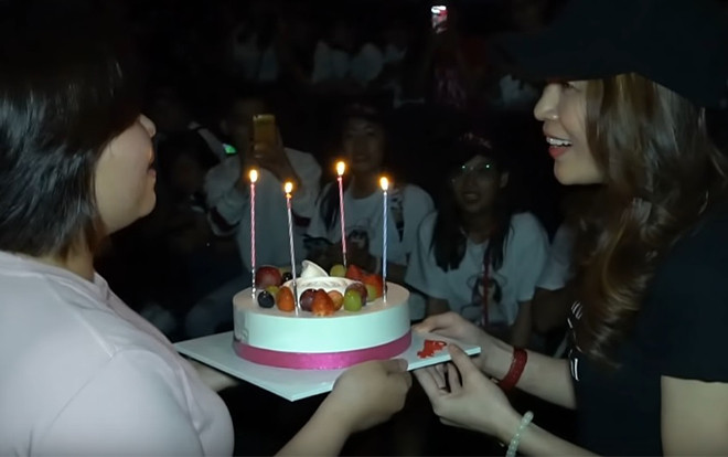 Clip: Fan Mỹ Tâm bất ngờ 'đổ bộ' rạp phim tổ chức sinh nhật cho album vol.8 Ảnh 2