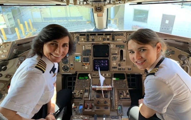Mẹ và con gái cùng điều khiển một chuyến bay Ảnh 2