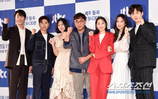 Họp báo 'Nhà trọ Waikiki 2': Ahn So Hee nổi bật, lấn áp Moon Ga Young giữa dàn 'trai xinh gái đẹp' Ảnh 2