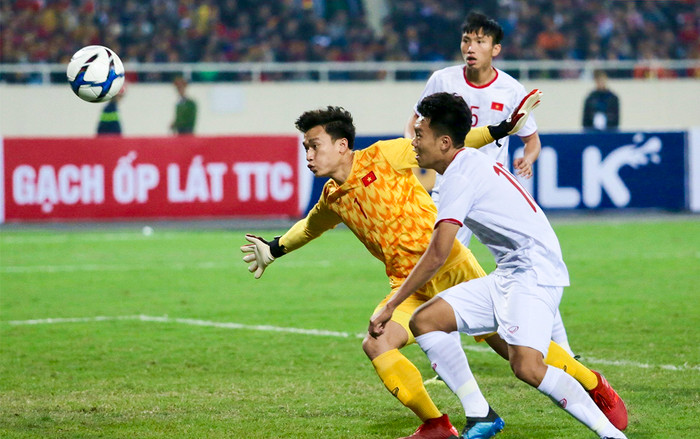 Việt Hưng cứu bàn thua trông thấy cho U23 Việt Nam, nhưng đây mới là người được cộng đồng mạng quan tâm nhiều nhất Ảnh 2