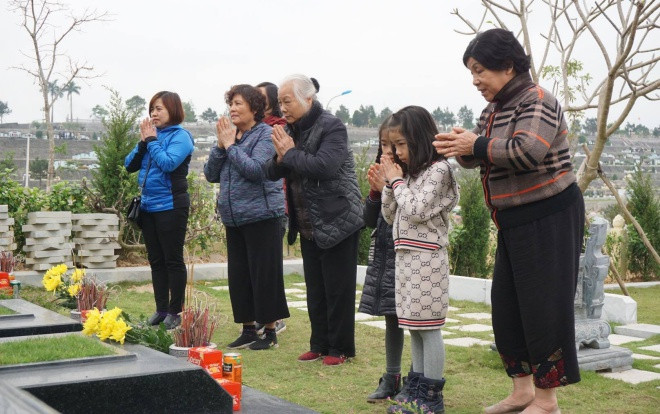 Cận Tết Thanh minh, người dân đổ về nghĩa trang đi tảo mộ cho tổ tiên Ảnh 2