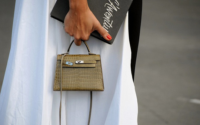 Chuyện thật như đùa: Tín đồ thời trang mất ăn mất ngủ vì mini bags bé như cái kẹo nhưng 'đắt lòi mắt' Ảnh 2