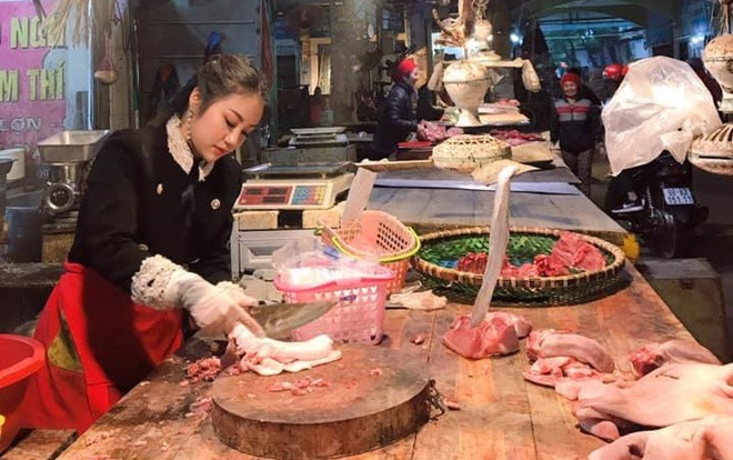 Nổi như cồn vì ảnh chụp lén, 'hot girl bán thịt lợn' lại bị chỉ trích 'làm màu' Ảnh 2