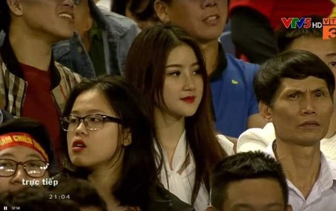 Dân mạng ráo riết truy tìm info cô gái xinh đẹp nổi bần bật khi đi cổ vũ đội tuyển Việt Nam trong trận gặp Thái Lan Ảnh 2