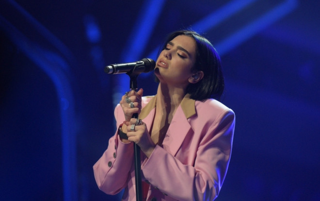 Bạn không thể bỏ qua: Dua Lipa cùng Đông Nhi và dàn sao Đông Nam Á cất cao ca khúc 'Firework' Ảnh 2