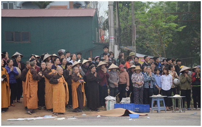Nhà sư cầu siêu cho 7 nạn nhân sau vụ tai nạn kinh hoàng xe khách lao vào đoàn người đưa tang Ảnh 2