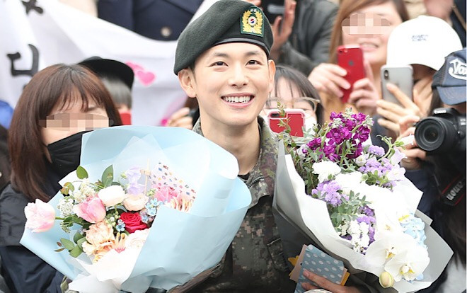 Im Siwan (ZE:A) trẻ đẹp 32 cứ ngỡ 23 tuổi, rạng rỡ xuất ngũ trong vòng tay người hâm mộ Ảnh 2