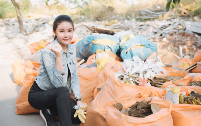 Mặc kệ tia UV vượt ngưỡng đe dọa làn da, Lê Âu Ngân Anh vẫn miệt mài dọn rác cùng hội chị em hoa hậu Ảnh 2