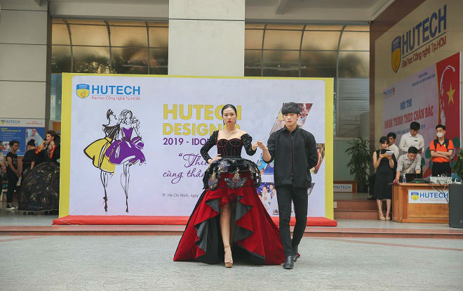 Sân trường ĐH hóa sàn catwalk chuyên nghiệp với những BST thời trang độc lạ tại lễ phát động 'HUTECH Designer 2019' Ảnh 2