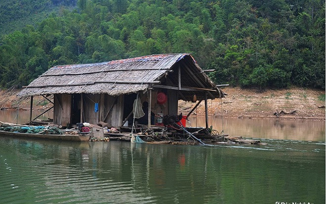 Cận cảnh cuộc sống của những 'Rô - bin - xơn' trên lòng hồ thủy điện Bản Vẽ Ảnh 2