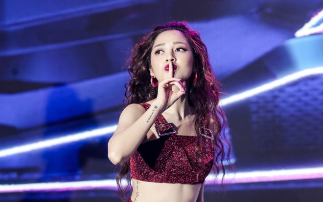 Sân khấu đêm nhạc 'nóng bừng bừng': Khán giả 'đổ sập' trước nhan sắc Bảo Anh Ảnh 2