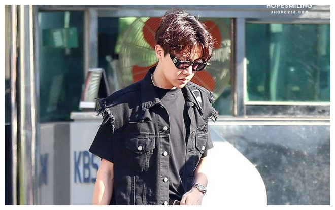 10 lần J-Hope (BTS) 'định nghĩa' lại thời trang với phong cách của mình Ảnh 2