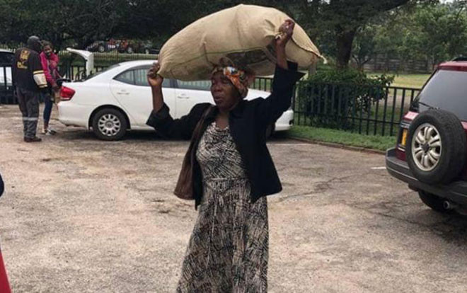 Làm việc tốt, người phụ nữ 71 tuổi được tỷ phú giàu nhất Zimbabwe tặng nhà, chu cấp tiền mỗi tháng Ảnh 2