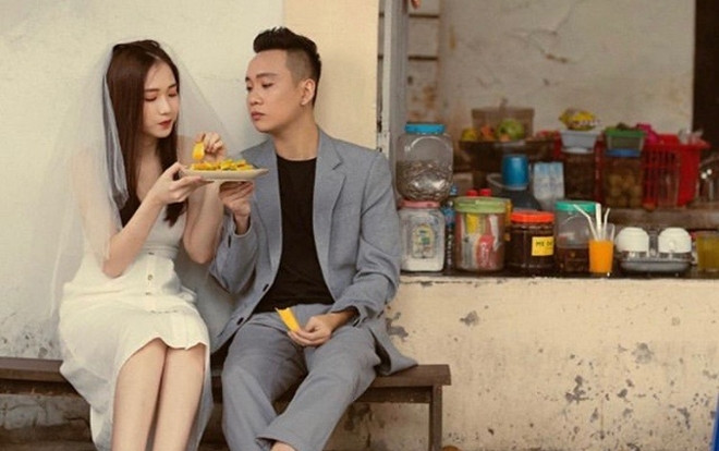 JustaTee và bà xã Trâm Anh tung ảnh lãng mạn và giản dị kỷ niệm tròn 1 năm ngày cưới Ảnh 2