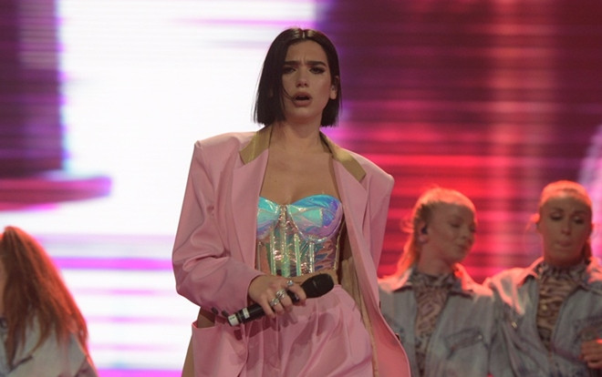 Clip độc quyền: Trước khi lên sóng trực tiếp Dua Lipa đáng yêu với fan châu Á tới mức nào? Ảnh 2