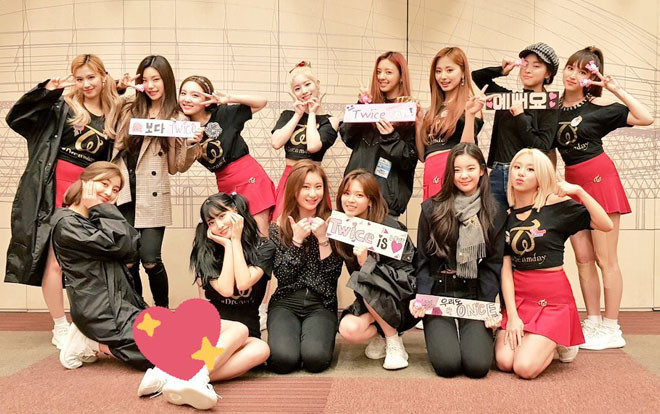 Ấm áp JYP family: ITZY sang Nhật cổ vũ concert của tiền bối Twice Ảnh 2