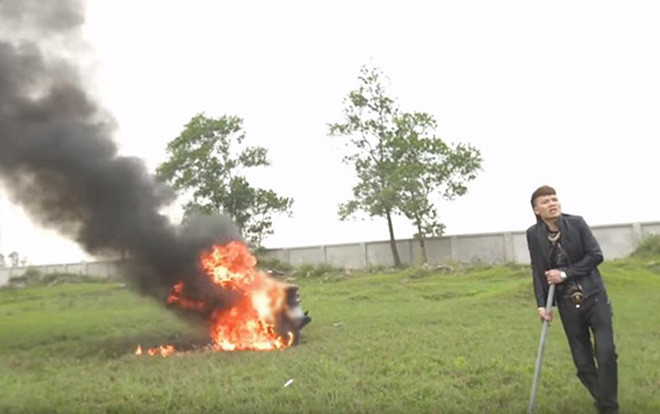 Vì sao Khá Bảnh đập xe máy đổi xe điện trong video gây tranh cãi trên YouTube? Ảnh 2