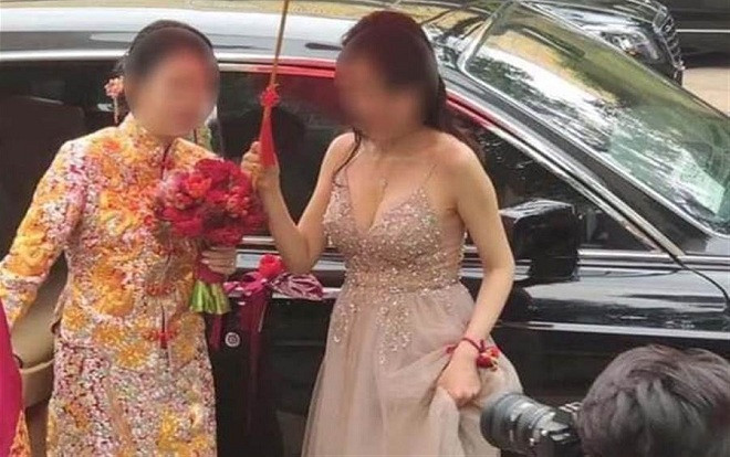 Cô dâu bị phù dâu 'dìm' triệt để trong đám cưới, hành động của nhiếp ảnh gia càng khiến nữ nhân vật chính thêm phần đáng thương Ảnh 2