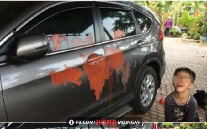 Gây ra “cơn ác mộng”, đứa bé cười phấn khích cạnh chiếc xe loang lổ vệt sơn màu đỏ Ảnh 2