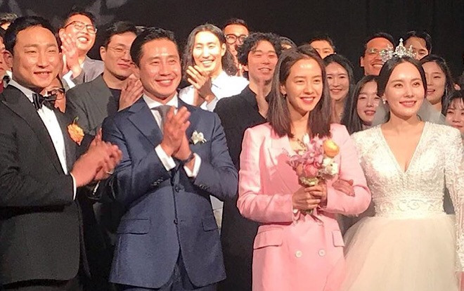 Hôn lễ Yang Hyun Min: Song Ji Hyo bắt hoa cưới, đẹp đôi bên Shin Ha Kyun, Kim Woo Bin gửi hoa chúc phúc Ảnh 2