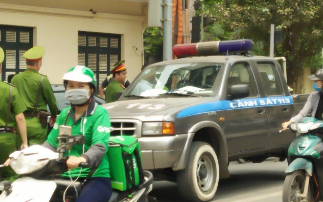 Công an trích xuất camera điều tra vụ nữ nhân viên nhà hàng sang trọng nghi bị nam đồng nghiệp nghiệp sàm sỡ rồi bóp cổ Ảnh 2