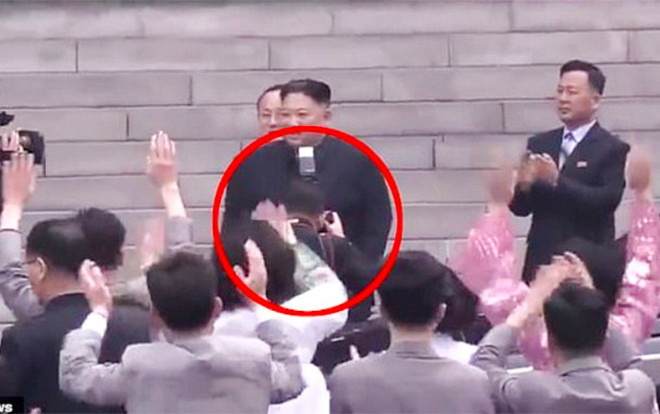 Vì hành động này nhiếp ảnh gia chụp ảnh cho lãnh đạo Kim Jong-un đã bị sa thải Ảnh 2