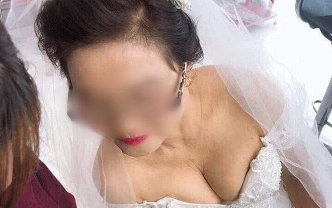 Cô dâu hơn 70 tuổi trong chiếc váy cưới gợi cảm, lộ vòng 1 táo bạo gây nhiều tranh cãi Ảnh 2