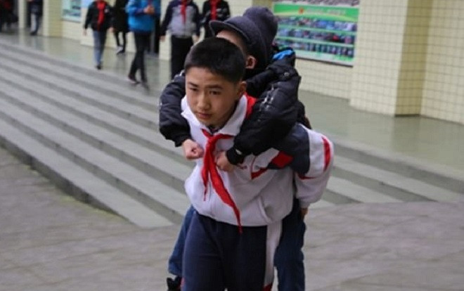 Xúc động cậu bé 12 tuổi cõng bạn tới trường suốt 6 năm: 'Cháu không thể không cõng theo bạn mình' Ảnh 2