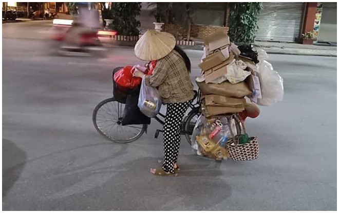 Bụng bầu vượt mặt nhưng vẫn địu con đi nhặt rác kiếm sống, người mẹ khiến nhiều người suy nghĩ vì một câu nói Ảnh 2