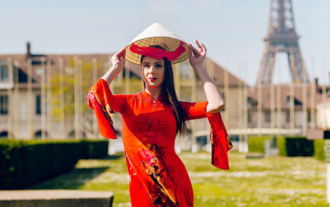 Xao xuyến ngắm tà áo dài Việt tung bay như dải lụa mềm giữa trời Paris Ảnh 2