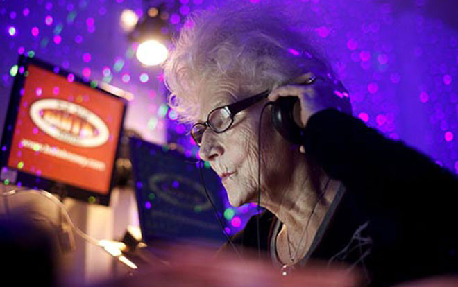 Cụ bà 80 tuổi chơi DJ ở vũ trường gây choáng váng Ảnh 2