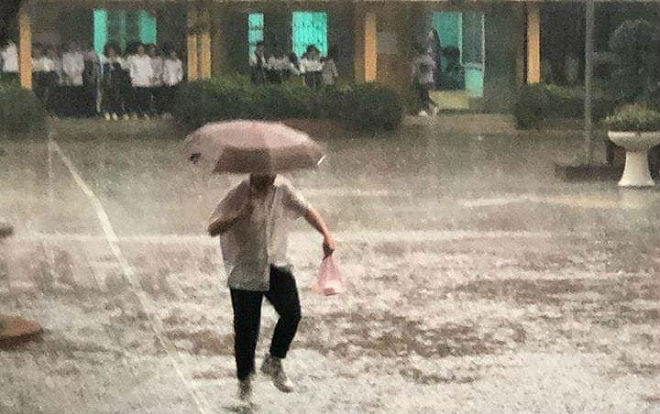 Đáng yêu như mối tình học trò, mưa gió bão bùng vẫn bất chấp ship xôi cho người ấy có 'một bữa sáng đầy đủ' Ảnh 2