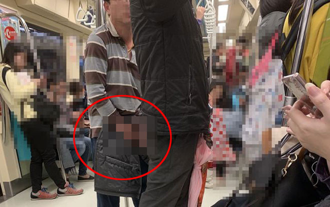 Thấy gã biến thái 'tự sướng' trên tàu điện ngầm, cô gái chụp ảnh nhờ người can thiệp nhưng hứng đủ gạch đá từ cư dân mạng Ảnh 2