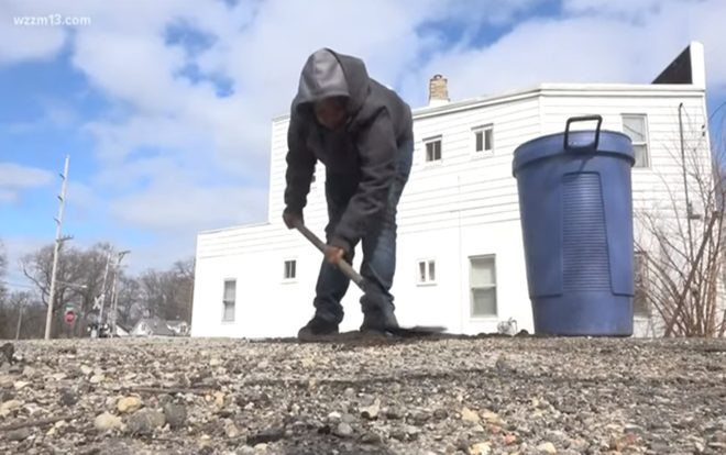 Cậu bé Mỹ 'gây sốt' vì lấp 15 ổ gà để giúp mọi người tránh tai nạn Ảnh 2