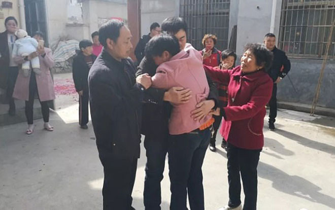 Bị bắt cóc bằng một chiếc bánh bao, hơn 20 năm sau chàng thanh niên mới được đoàn tụ bên gia đình Ảnh 2