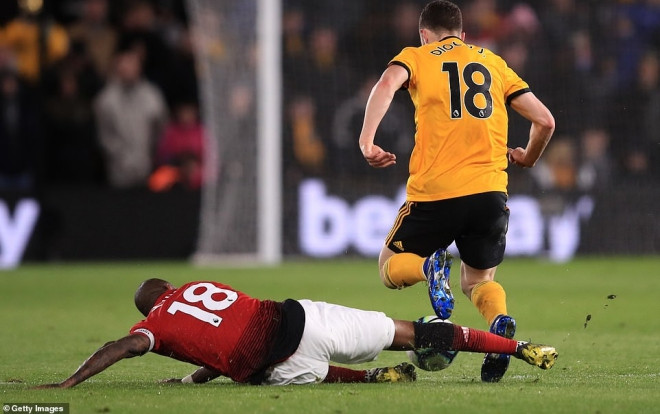 CĐV Man Utd không tiếc lời chê HLV Solskjaer sau trận thua Wolves Ảnh 2