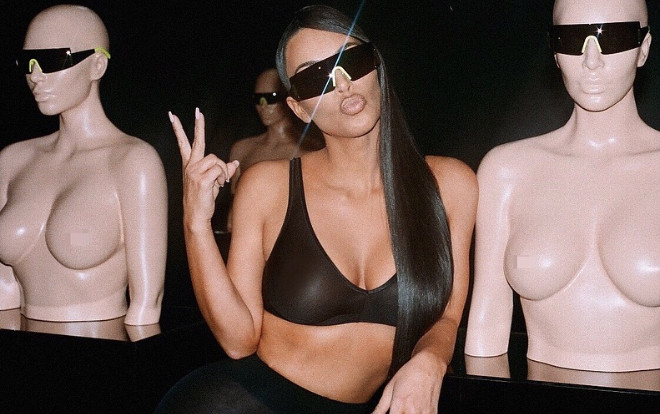 Kim Kardashian như người ngoài hành tinh ăn vận hở hang lăng xê BST kính Ảnh 2