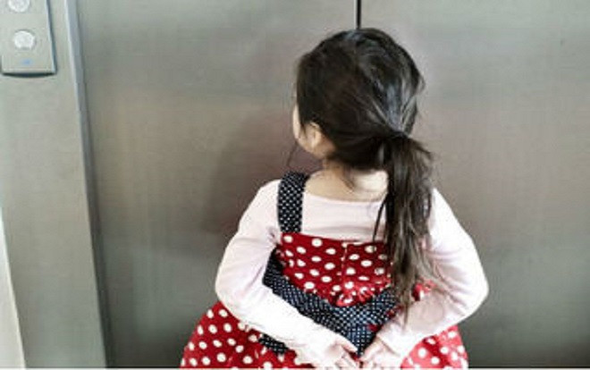 'Dê xồm' liên tục xuất hiện, làm thế nào để bảo vệ con trẻ khi đi thang máy một mình? Ảnh 2