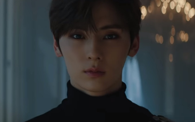 Minhyun (Nu'est) tái ngộ fan trong MV solo đậm chất ma mị giữa trời Tây Ảnh 2