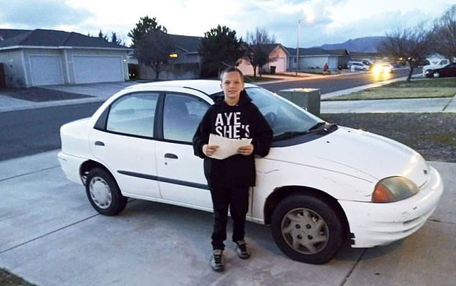 Bé trai 13 tuổi dọn sân, cắt cỏ thuê kiếm tiền mua ô tô tặng mẹ Ảnh 2