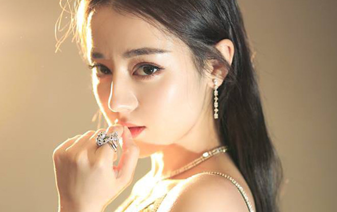 Sau khi bị chê bai nhan sắc, Địch Lệ Nhiệt Ba lấy lại phong độ rạng ngời cùng đôi chân thon đáng ngưỡng mộ Ảnh 2