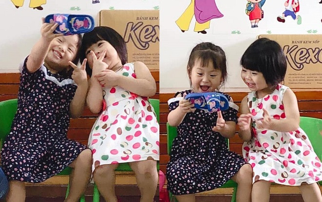 Clip 2 bé gái thi nhau selfie bằng chiếc smartphone… dép nhựa khiến ai nấy mỉm cười: ‘Ôi, tuổi thơ tôi đây rồi!’ Ảnh 2