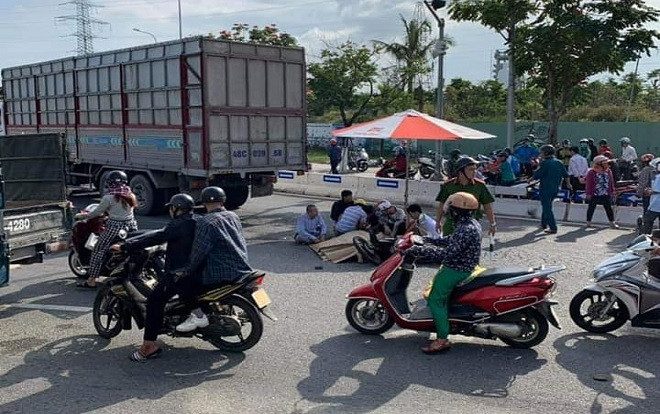 Người cha khóc ngất bên thi thể con trai 10 tuổi tử vong dưới bánh xe tải Ảnh 2